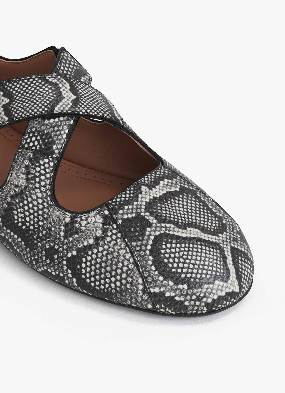 CRISS CROSS BALLET FLATS IN KARUNG ALAÏA WHITE/BLACK CRISS CROSS BALLET FLATS IN KARUNG